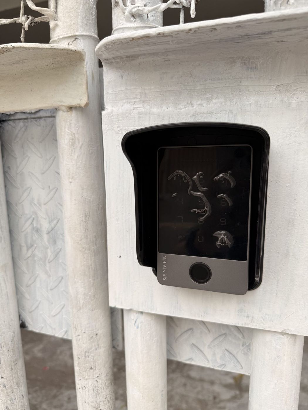 Smart lock kartu RFID di pintu masuk